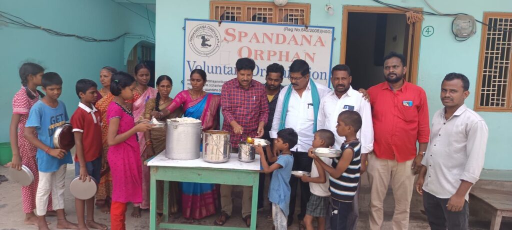 అన్నదానం చేస్తున్న జడ్పీటీసీ శ్రీరామ్ శ్యాం